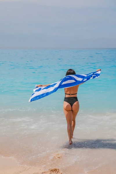 Gelukkig Sexy Vrouw Running Door Zee Strand Met Griekenland Vlag — Stockfoto