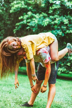 Genç ve güzel bir çift Holi festivalinde eğleniyor. Bahar Festivali