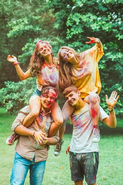 Jovens Amigos Felizes Festa Holi Feriado Tradicional Indiano Mulheres Nos — Fotografia de Stock