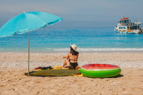 Yaz Tatili Konsepti Kadın Plajda Güneşleniyor Fotokopi Odasında — Stok fotoğraf