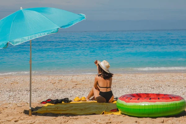 Sommerurlaub Meer Frau Sonnt Sich Strand — Stockfoto