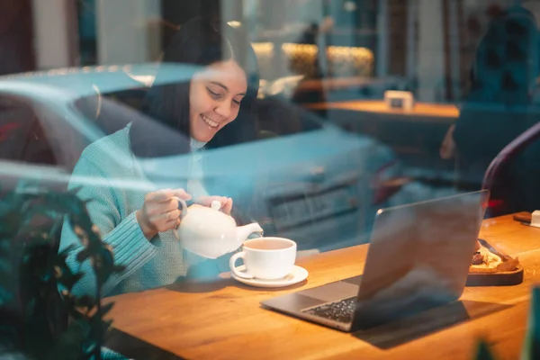 Mulher Sorrindo Trabalhando Laptop Restaurante Beber Chá Comer Hambúrguer Vista — Fotografia de Stock