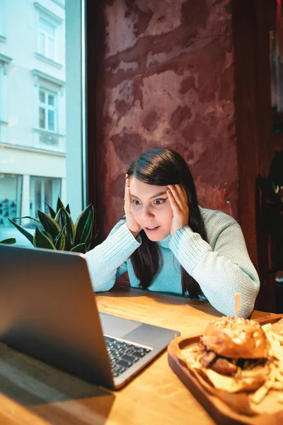 Woman freelancer working on laptop at cafe — Stock Photo, Image