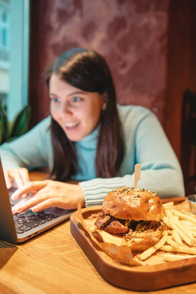 Woman freelancer working on laptop at cafe — Stock Photo, Image