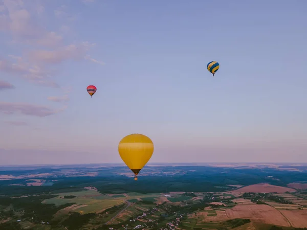 Blick Auf Luftballon Mit Korb Fliegt Bei Sonnenuntergang Kopierraum — Stockfoto