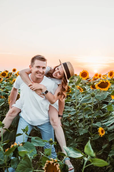 Cute Couple Sunflowers Field Sunset Copy Space — Stock Photo, Image