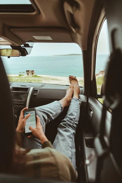 Женщина Сидит Машине Используя Свой Телефон Летний Пляж Моря Заднем — стоковое фото