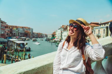 Güneşli yaz gününde arka plandaki Grand Canal Venice İtalya 'da kadın portresi