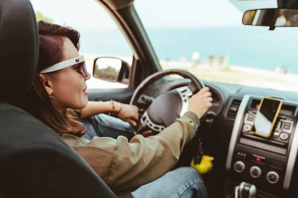 Relaxed Stylish Woman Sunglasses Driving Car Sea Beach Background Copy — Stock Photo, Image