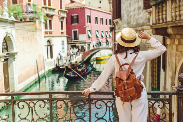 Ung Vacker Kvinna Resenär Stående Venice Bridge Cross Canal Gondoler — Stockfoto