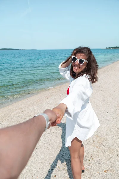 Segue Conceito Mulher Segurando Mão Namorado Andando Por Verão Praia — Fotografia de Stock