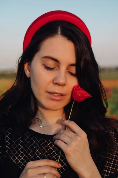 Retrato Mujer Suave Con Flores Amapolas Atardecer Cerca — Foto de Stock