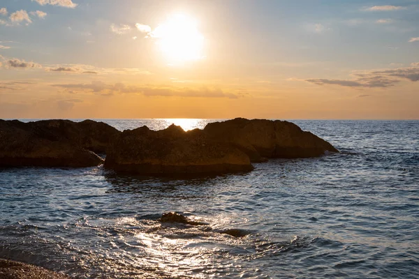 Soldaki adada gün batımı Porto Katsiki Sahili Yunanistan