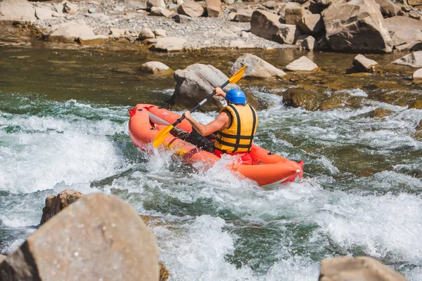 Uppblåsbar Flotte Extrem Sport Vid Mountain River Sommartid Kopiera Utrymme — Stockfoto