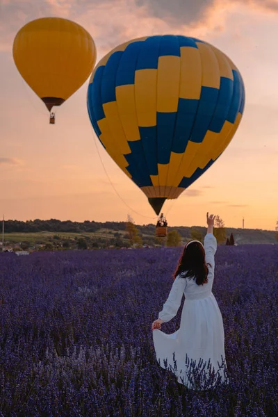 Mulher Campo Lavanda Olhando Para Balões Com Cesta Pôr Sol — Fotografia de Stock