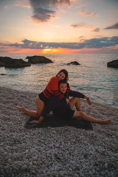 Пара Влюбленных Пляже Наслаждаются Временем Вместе Закатом Над Морем Греция — стоковое фото