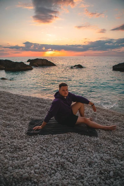 Человек Сидящий Пляже Наслаждаясь Закатом Греческого Отдыха Лефкада Остров — стоковое фото
