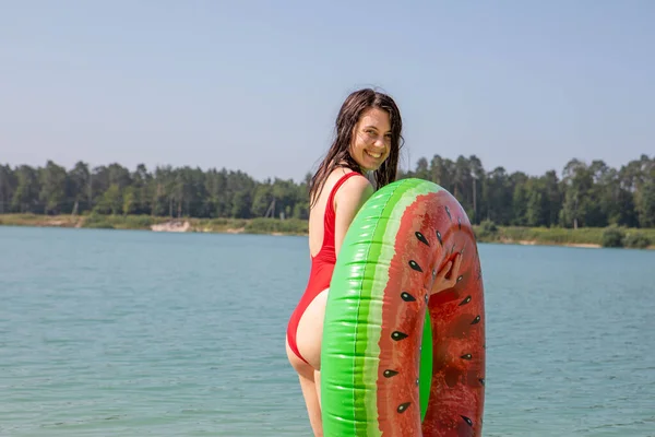 Schöne Lächelnde Frau Mit Aufblasbarem Ring Die Mit Blauem Wasser — Stockfoto