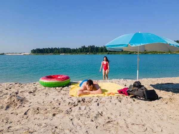 Paar Sandstrand Sonnenbaden Entspannendes Sommerkonzept — Stockfoto