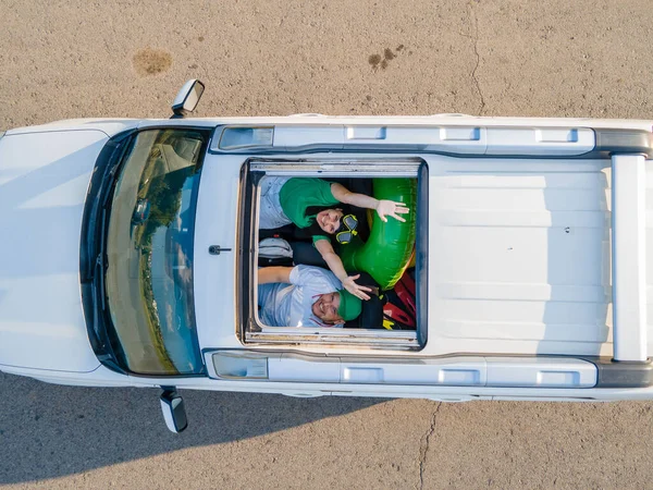 Happy Couple Car Overhead View Car Travel Sea Concept Sunroof — Zdjęcie stockowe