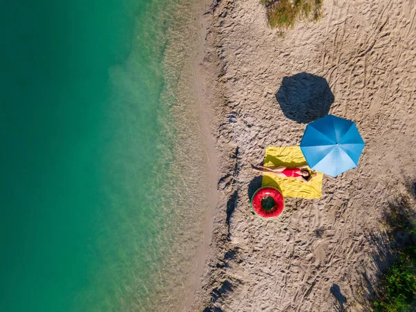 Overhead Uitzicht Vrouw Zonnebaden Zandstrand Blauw Meer Water Kopiëren Ruimte — Stockfoto