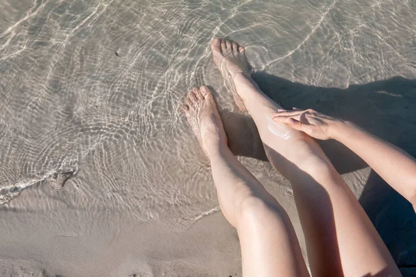 Frau Legte Sich Sommerurlaub Sonnencreme Ins Bein — Stockfoto