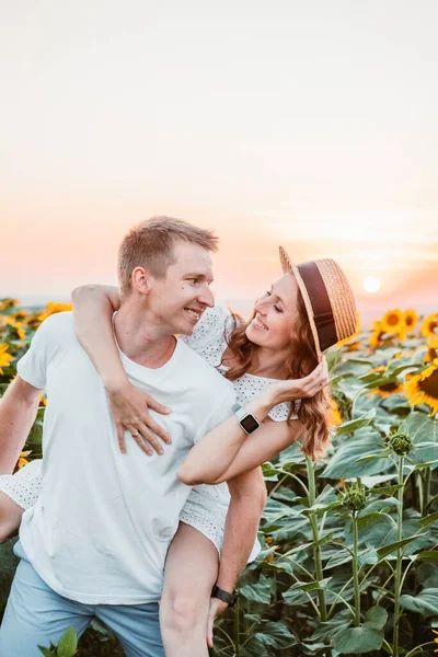 Linda Pareja Campo Girasoles Puesta Del Sol Espacio Copia — Foto de Stock