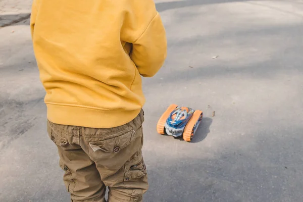 Niño Jugando Afuera Con Radio Control Remoto Coche — Foto de Stock