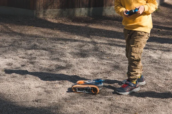 Niño Jugando Afuera Con Radio Control Remoto Coche — Foto de Stock