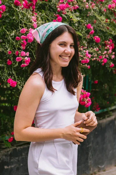 Jovem Muito Sorrindo Mulher Perto Florescendo Rosas Vermelhas Arbusto Espaço — Fotografia de Stock