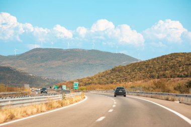 Arka plandaki Yunan hız yolu güzel manzara dağları kopya uzayı