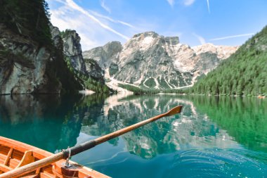 Dağlardaki ahşap tekneden göl manzarası. yaz zamanı