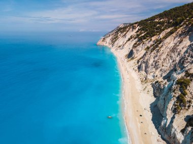 Lefkada adasının deniz kıyısının havadan görüntüsü. Yunanistan