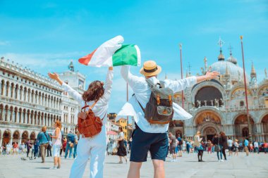 İtalyan bayrağı taşıyan çift Venedik Merkez Meydanı San Marco Kopya Alanı