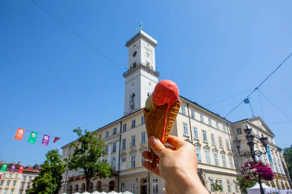 Comer Helado Día Caliente Verano Centro Ciudad Lviv Ucrania — Foto de Stock