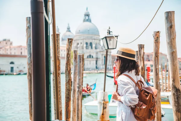 Fehér Ruhában Szalmakalapot Pier Basilica Santa Maria Della Salute Háttérben — Stock Fotó