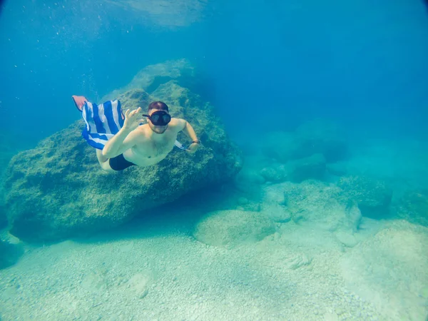 Férfi Görög Zászló Úszás Víz Alatti Tengeri Nyaralás Búvárkodás — Stock Fotó