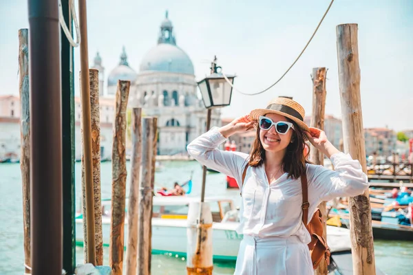 Frau Weißen Kleidern Mit Strohhut Pier Basilica Santa Maria Della — Stockfoto