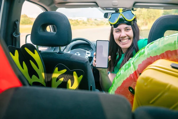 Carro Viagem Conceito Mulher Sentado Carro Segurando Telefone Com Tela — Fotografia de Stock