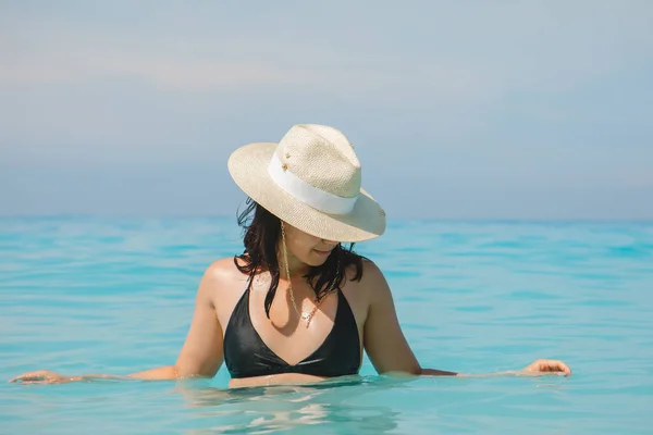 Mujer Sombrero Blanco Traje Baño Negro Vacaciones Verano Agua Mar — Foto de Stock