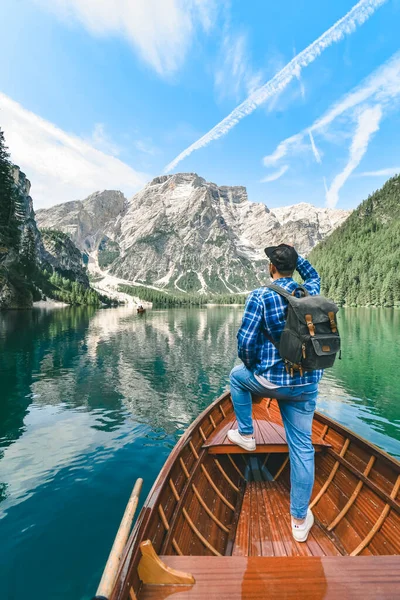 Man Stor Träbåt Vid Fjällsjö Solig Sommardag Kopieringsutrymme — Stockfoto