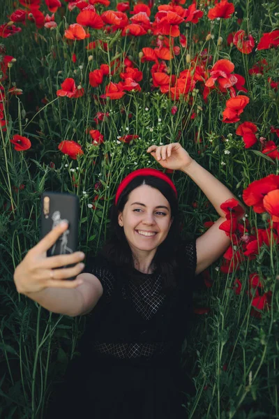 Belle Femme Robe Noire Prenant Selfie Champ Fleurs Coquelicots — Photo