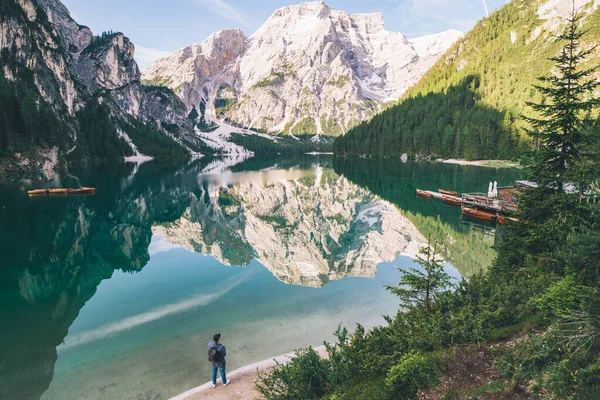 大きな世界の小さな人々の概念男は山の湖のビーチに立っている コピースペース 夏の旅行のコンセプト — ストック写真