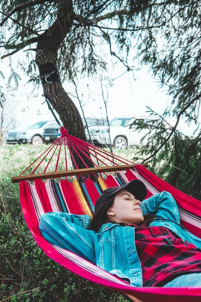 Γυναίκα Αναπαύεται Ξαπλωμένη Στην Αιώρα Ανάμεσα Στα Δέντρα Αντίγραφο Χώρου — Φωτογραφία Αρχείου