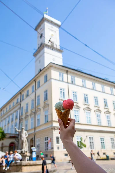 Comer Helado Día Caliente Verano Centro Ciudad Lviv Ucrania — Foto de Stock