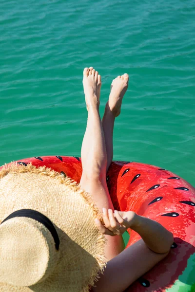 Σέξι Πόδια Γυναίκα Φουσκωτό Δαχτυλίδι Επιπλέουν Μπλε Λίμνη Χώρο Αντίγραφο — Φωτογραφία Αρχείου