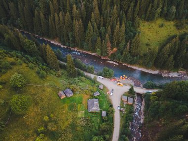 Nehirde rafting yapan dağ insanlarının hava manzarası. aşırı canlılık