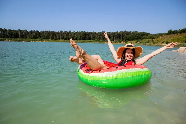 Schöne Frau Schwimmt Auf Aufblasbarem Ring Blauen Seewasser Sommer Sonniger — Stockfoto