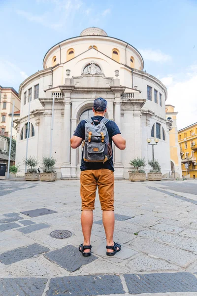 Turista Férfi Hátizsákkal Néz Szent Vitus Cathedral Rijeka Horvátország — Stock Fotó
