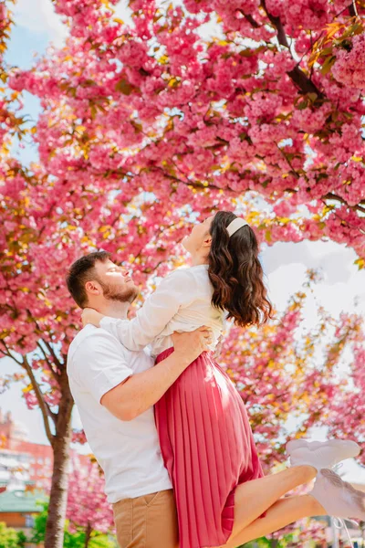 桜の下で恋人同士春の季節 — ストック写真